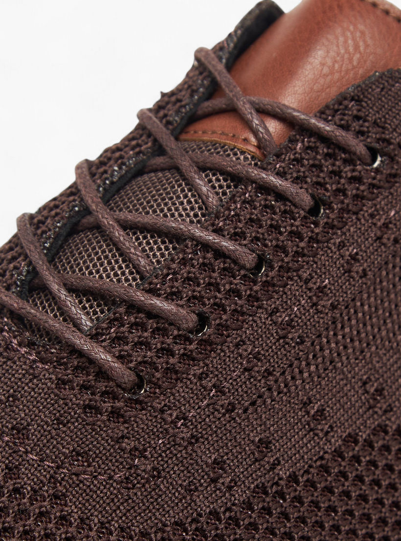 حذاء سنيكرز بتفاصيل شبك وبرباط إغلاق إل بي إل من شو إكسبريس-men-shoes-sneakers-image-5