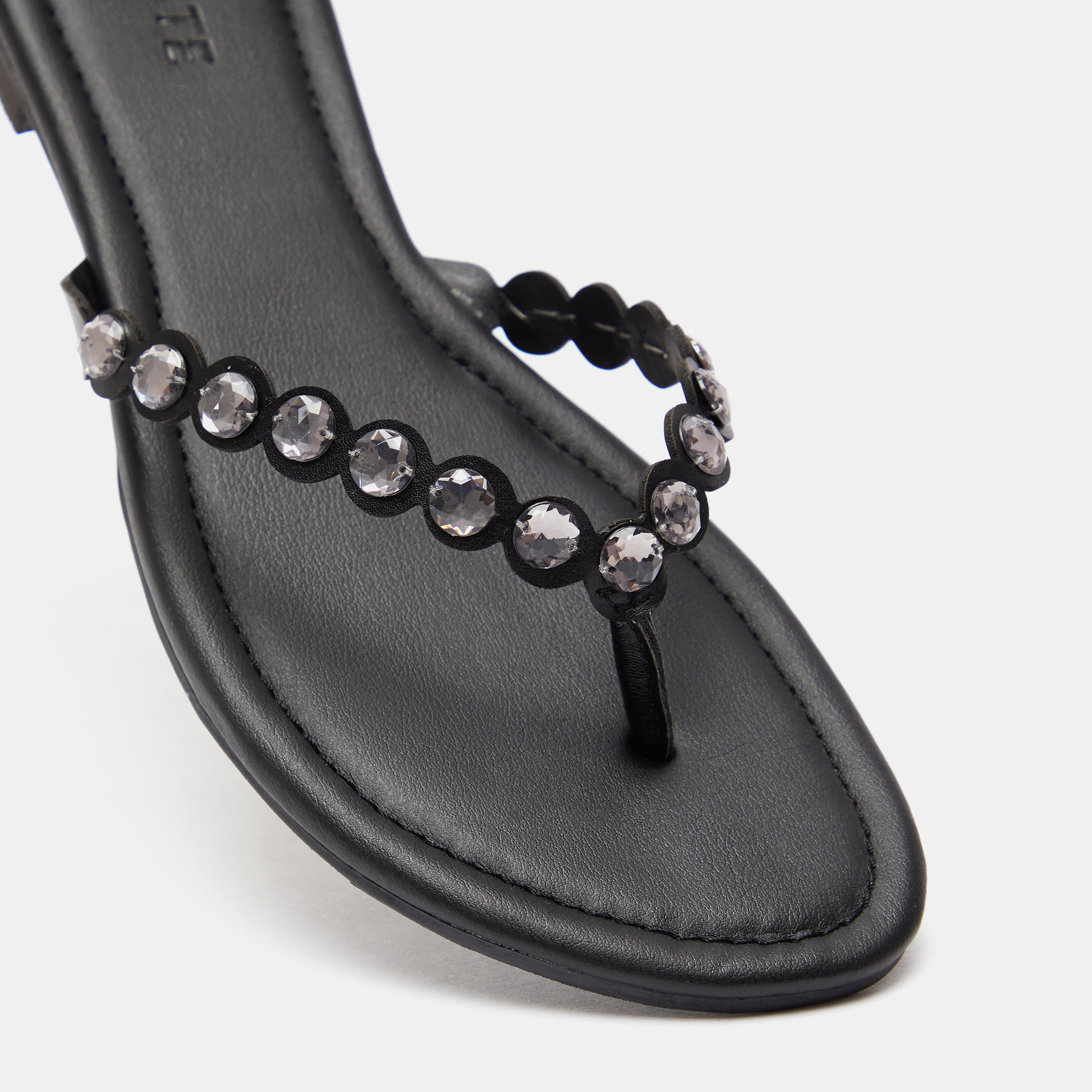 صندل ثونغ مزين وسهل الارتداء للنساء من سيليست-women-shoes-flats-sandals-image-4