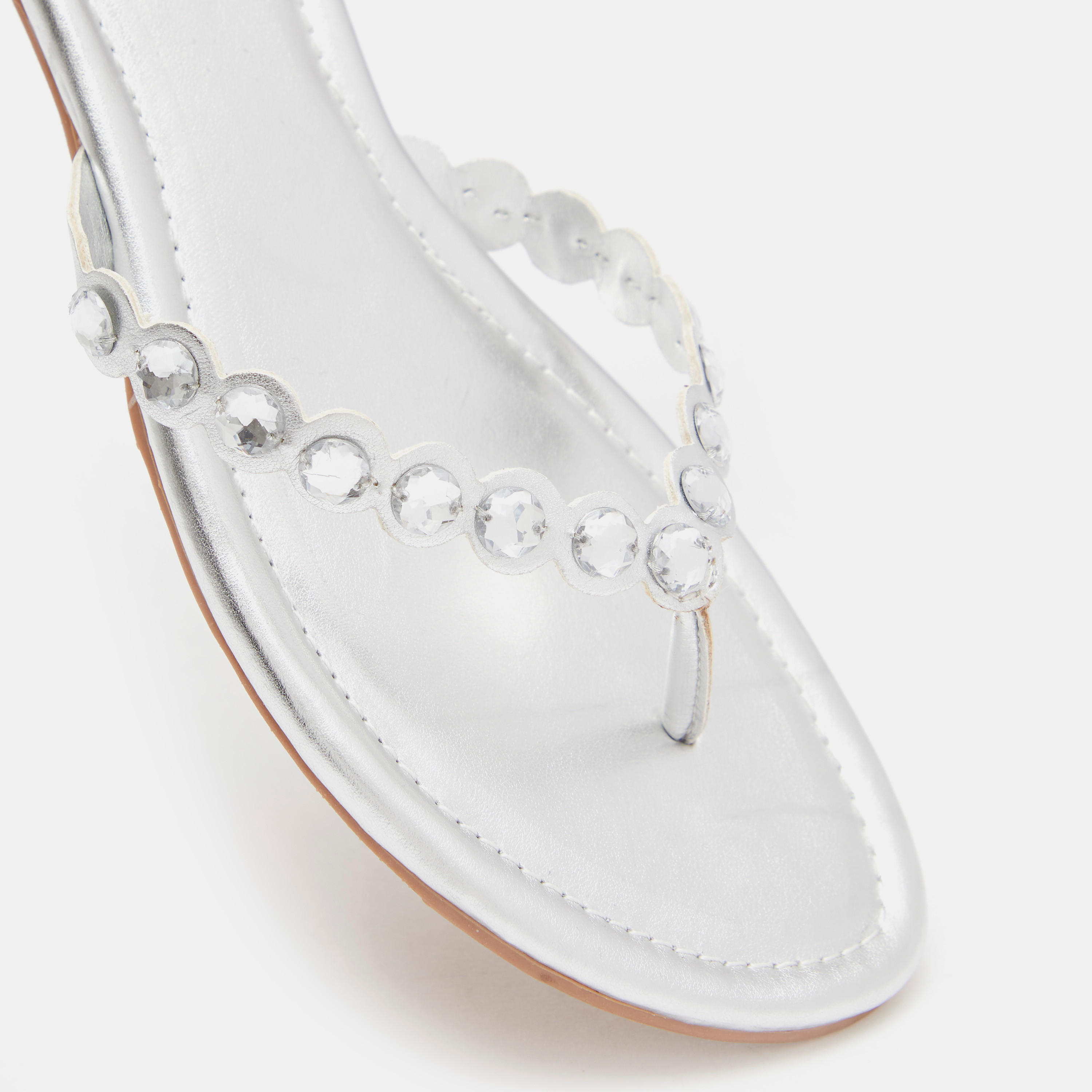 صندل ثونغ مزين وسهل الارتداء للنساء من سيليست-women-shoes-flats-sandals-image-14