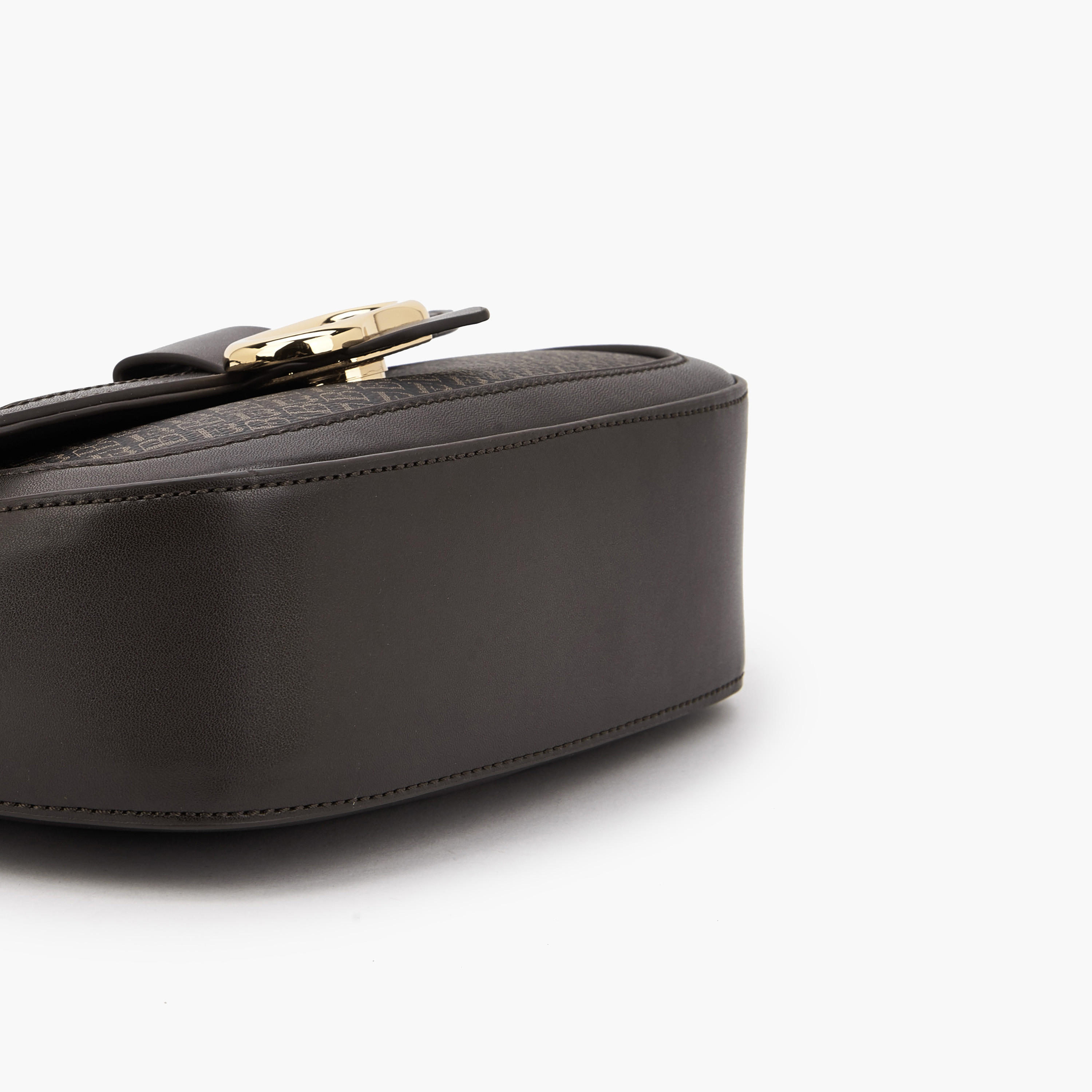 شنطة كروس بودي بطبعات مونوجرام مع حزام قابل للتعديل من فلورا بيلا-women-bagsandwallets-handbags-image-6