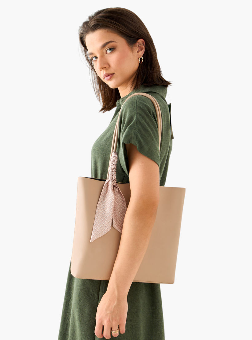 شنطة توتي سادة مزينة بوشاح مونوجرام مع شنطة صغيرة من من فلورا بيلا-women-bagsandwallets-handbags-image-3