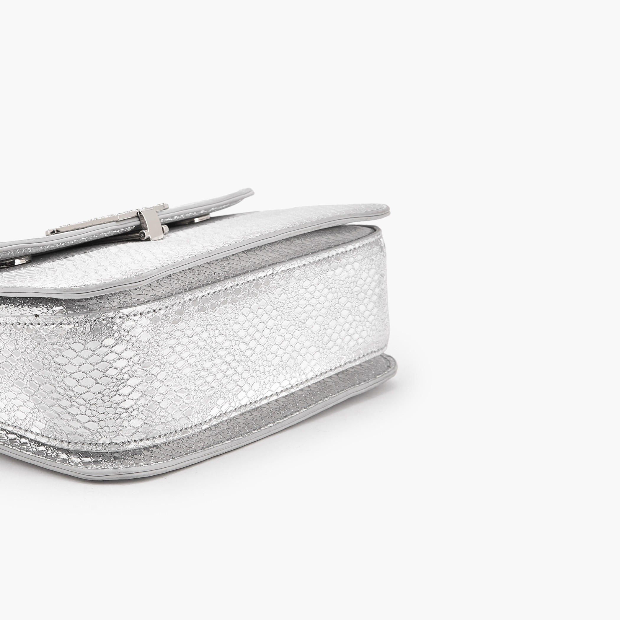 شنطة كروس بودي مزينة بشعار مع حزام سلسلة من فلورا بيلا-women-bagsandwallets-handbags-image-7