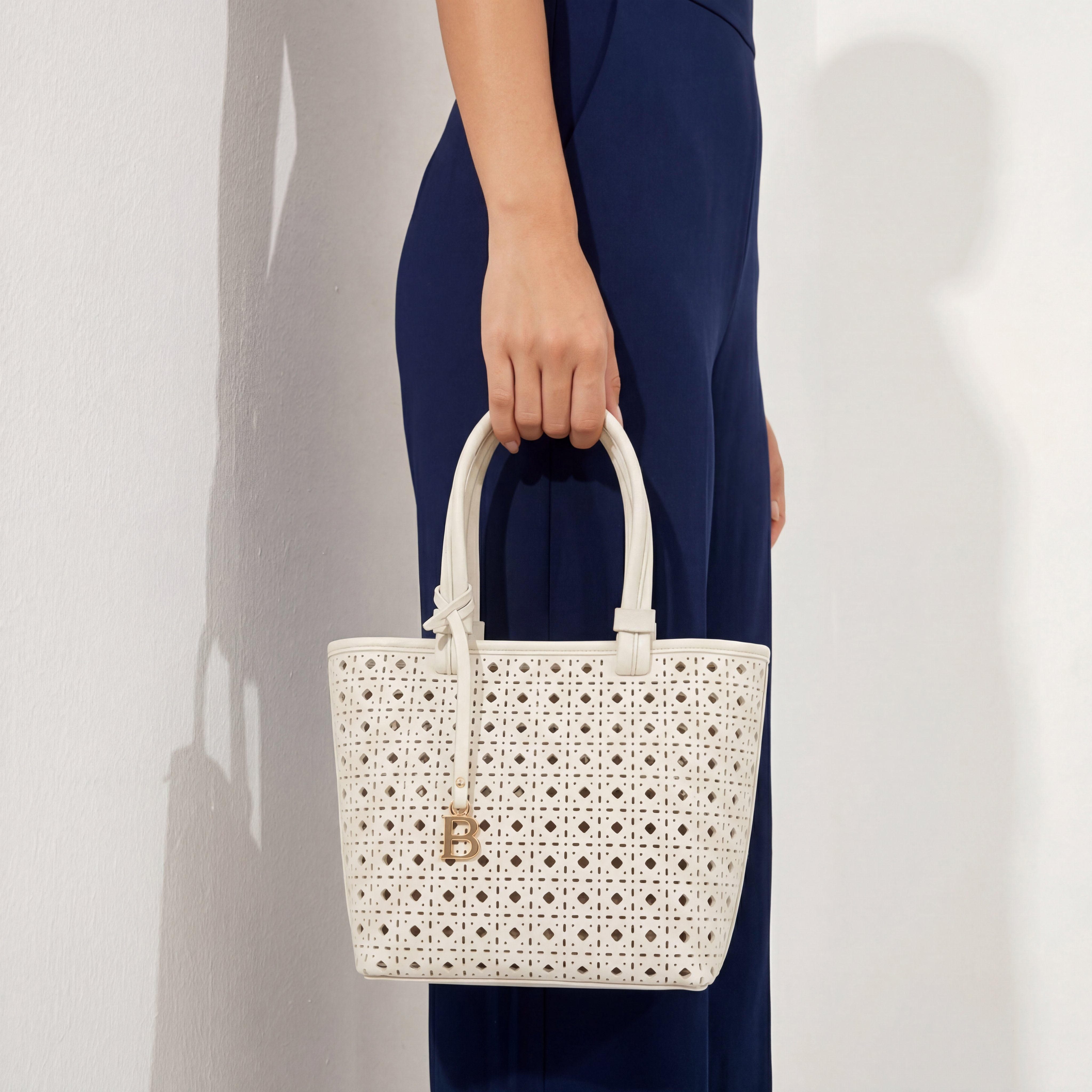 شنطة توتي بتصاميم مفرغة بالليزر مع شنطة كروس بودي من فلورا بيلا-women-bagsandwallets-handbags-image-2