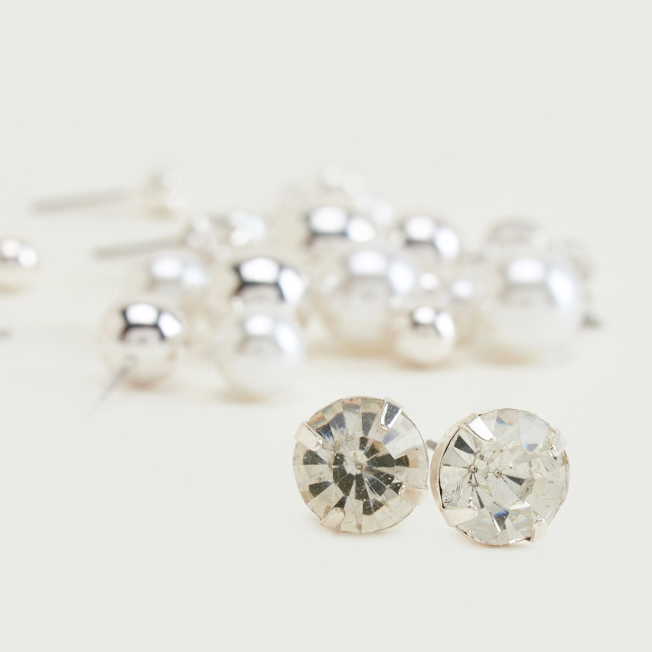 حلقان مرصّعة بتزيينات ومكبس إغلاق خلفي - طقم من 12 زوجا-women-watchesandjewellery-jewellery-earrings-image-2