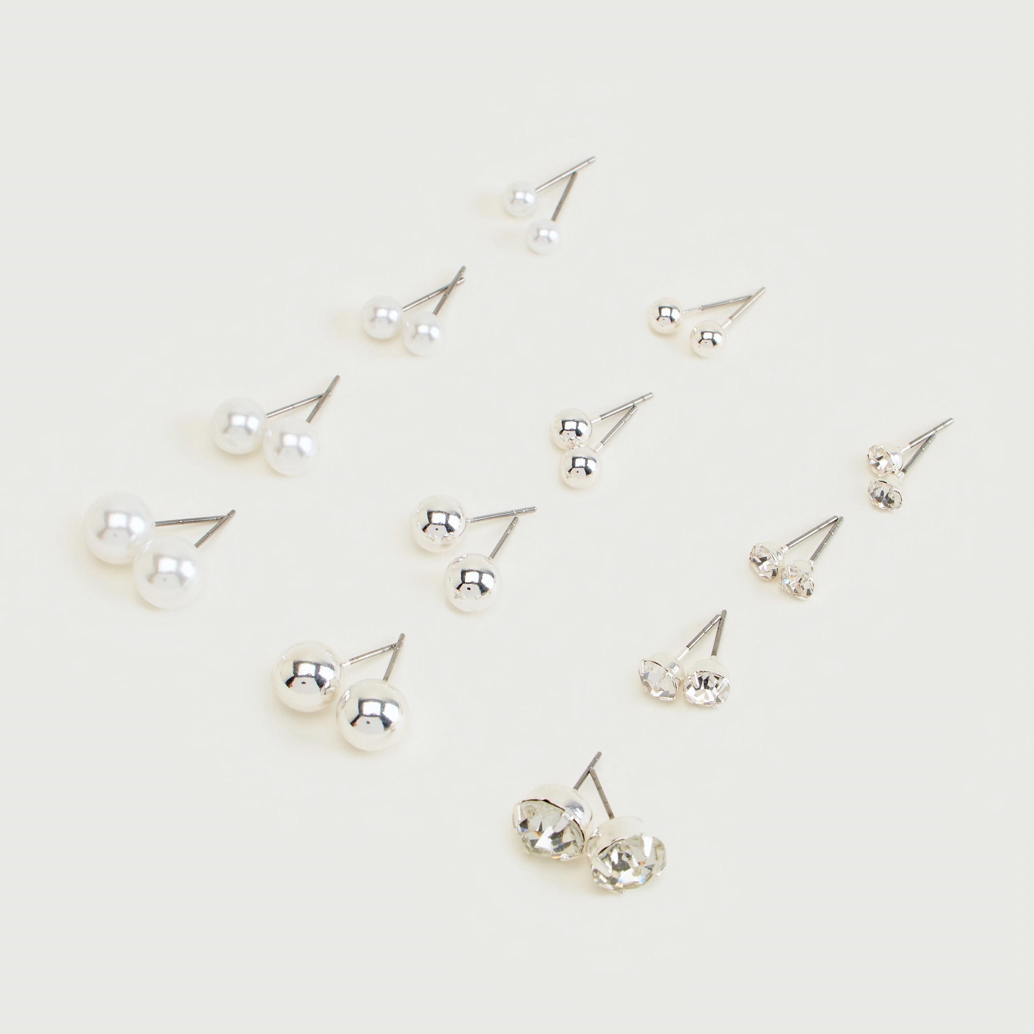 حلقان مرصّعة بتزيينات ومكبس إغلاق خلفي - طقم من 12 زوجا-women-watchesandjewellery-jewellery-earrings-image-3