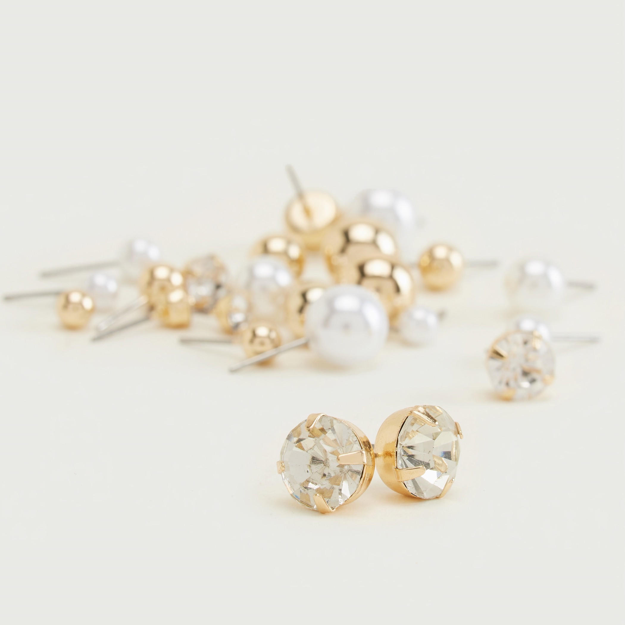 حلقان مرصّعة بتزيينات ومكبس إغلاق خلفي - طقم من 12 زوجا-women-watchesandjewellery-jewellery-earrings-image-3