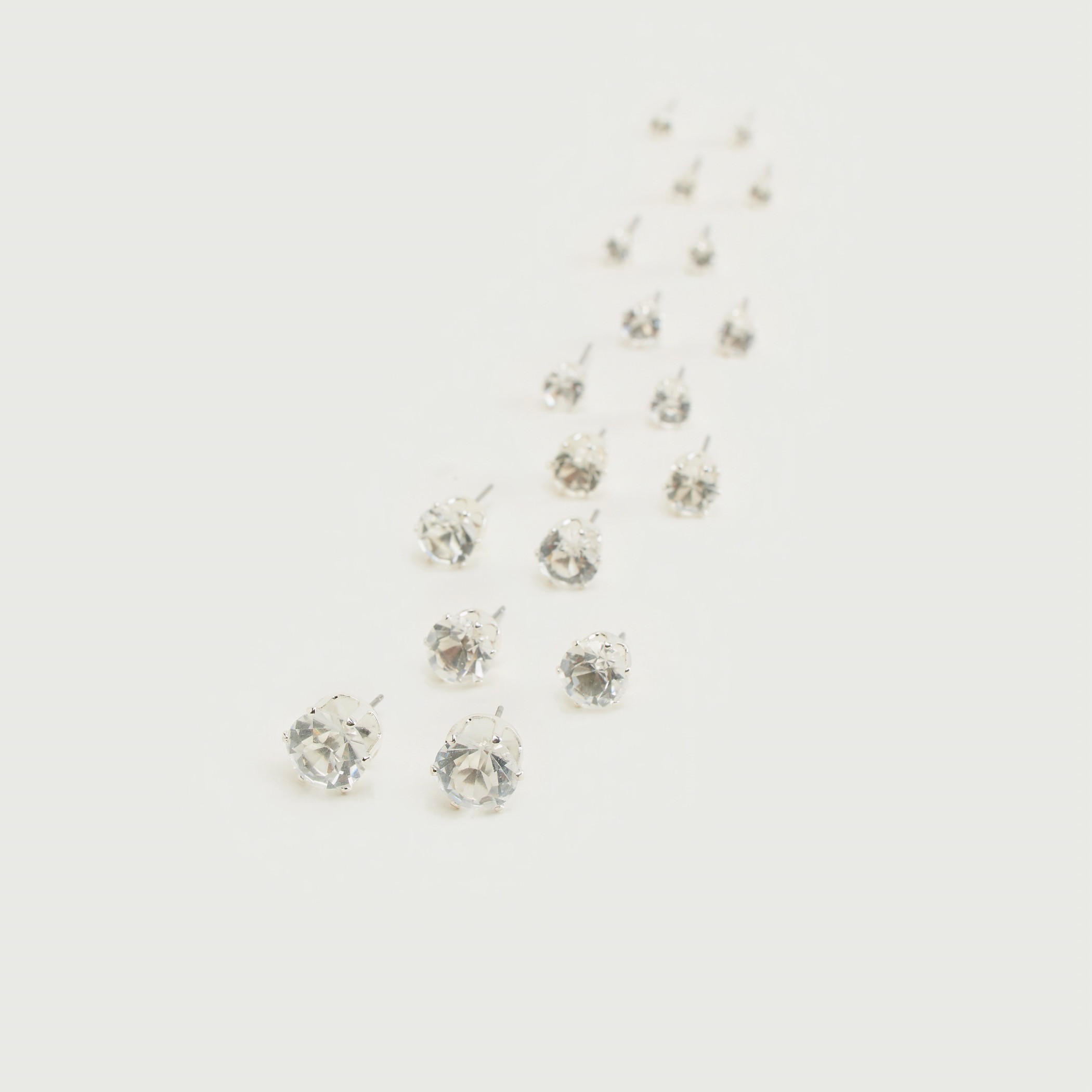 حلقان مرصّعة بتزيينات ومكبس إغلاق - طقم من 9 أزواج-women-watchesandjewellery-jewellery-earrings-image-2
