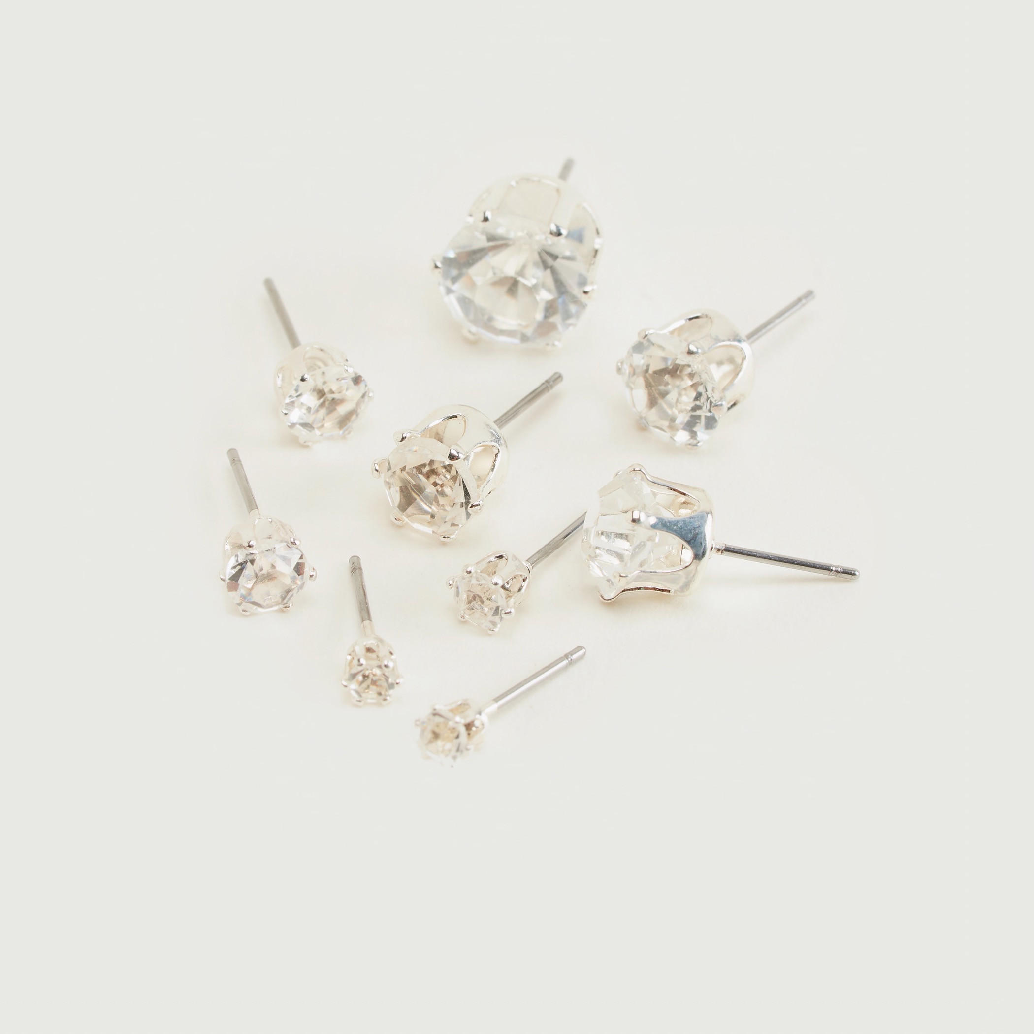 حلقان مرصّعة بتزيينات ومكبس إغلاق - طقم من 9 أزواج-women-watchesandjewellery-jewellery-earrings-image-3